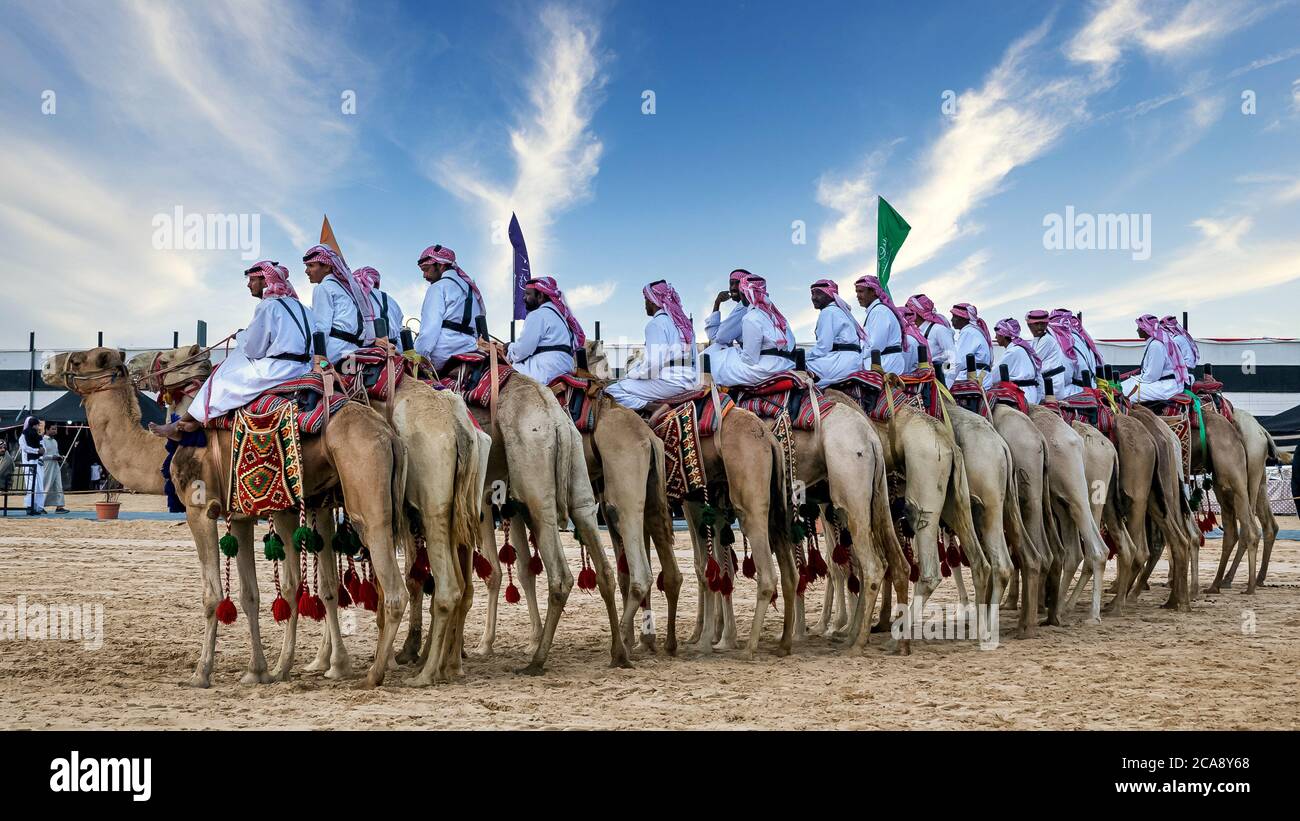 Los jinetes árabes sauditas de camellos en el festival tradicional de safari en el desierto en abqaiq Arabia Saudita. 10-Ene-2020 Foto de stock