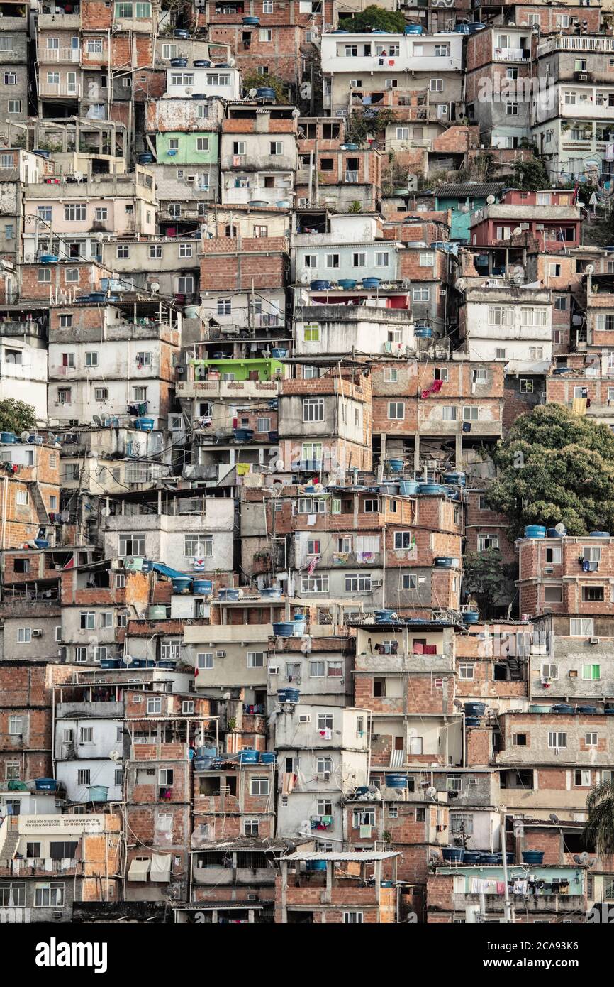 Vista de viviendas pobres en la favela (barrio pobre), Cantagalo cerca de la playa de Copacabana, Río de Janeiro, Brasil, América del Sur Foto de stock