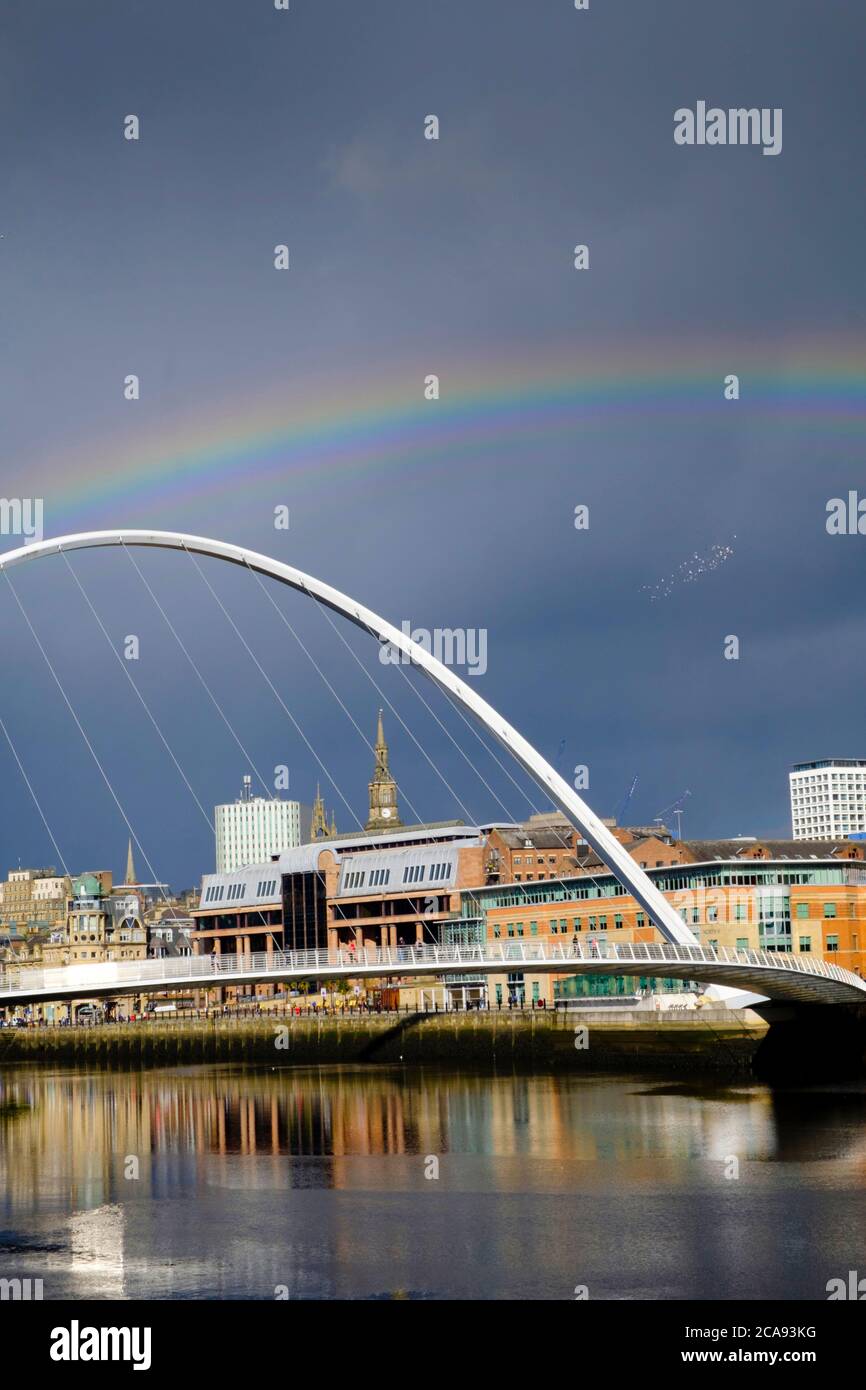 Puente del Milenio Gateshead sobre el río Tyne, Gateshead, Newcastle-upon-Tyne, Tyne and Wear, Inglaterra, Reino Unido, Europa Foto de stock