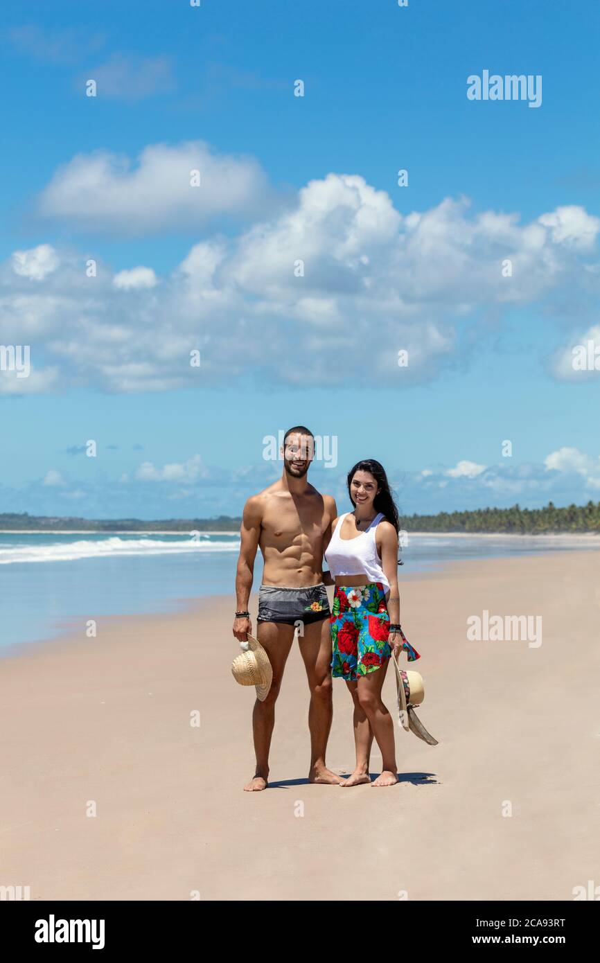 Una buena pareja hispana (latina) en una playa desierta sonriendo a cámara, Brasil, Sudamérica Foto de stock