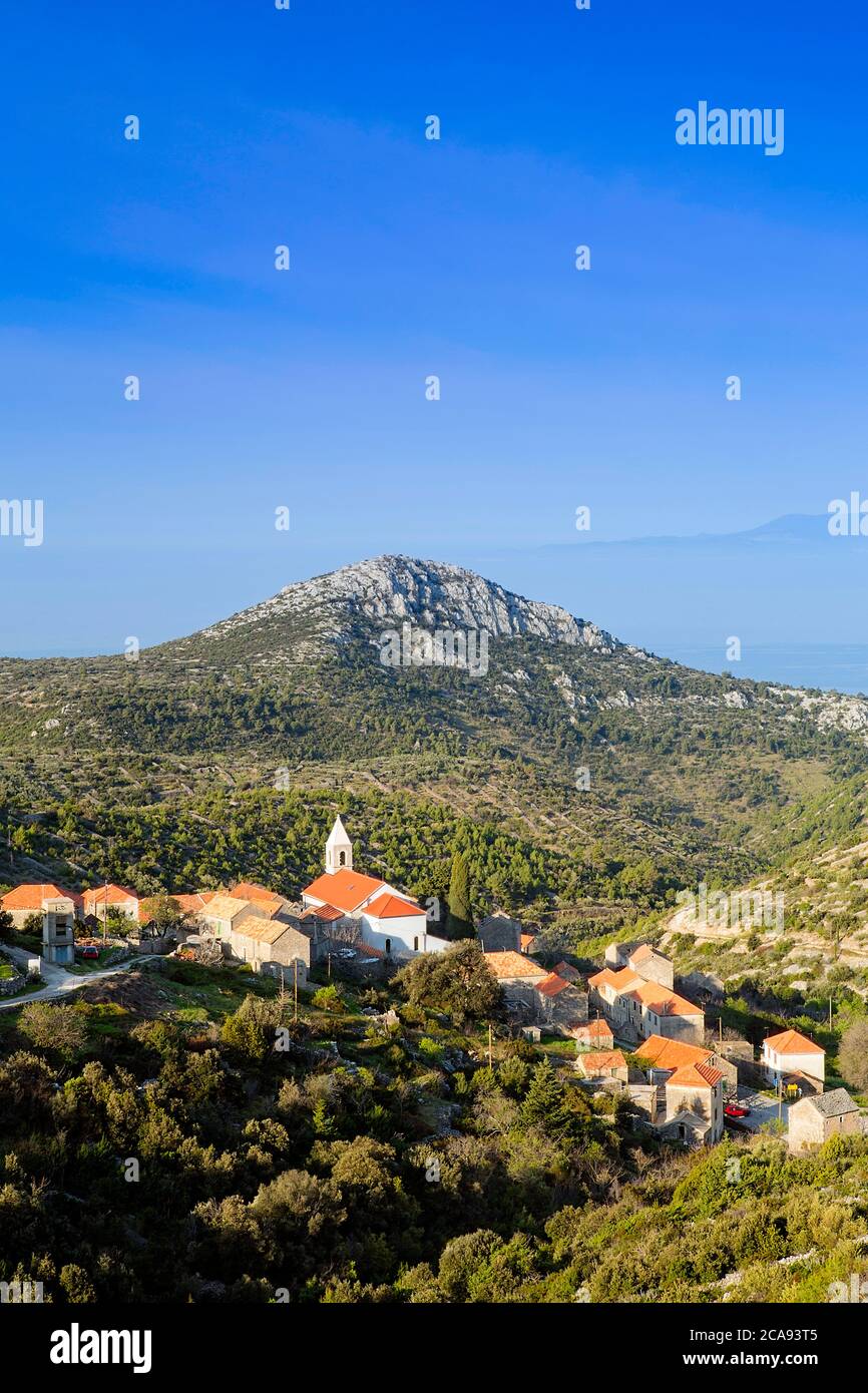 Velo Grablje pueblo y montañas contra el mar Adriático, la isla de Hvar, Dalmacia, Croacia, Europa Foto de stock