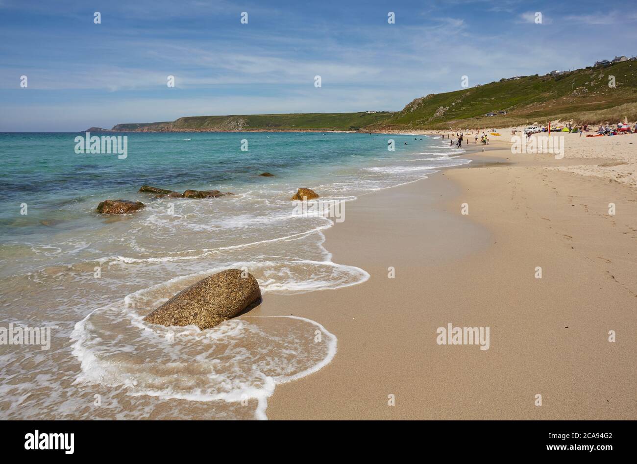 La enorme playa en Whitesand Bay, en Sennen Cove, con Cabo Cornwall en la distancia, en la costa atlántica de Cornwall oeste, Inglaterra, Reino Unido Foto de stock