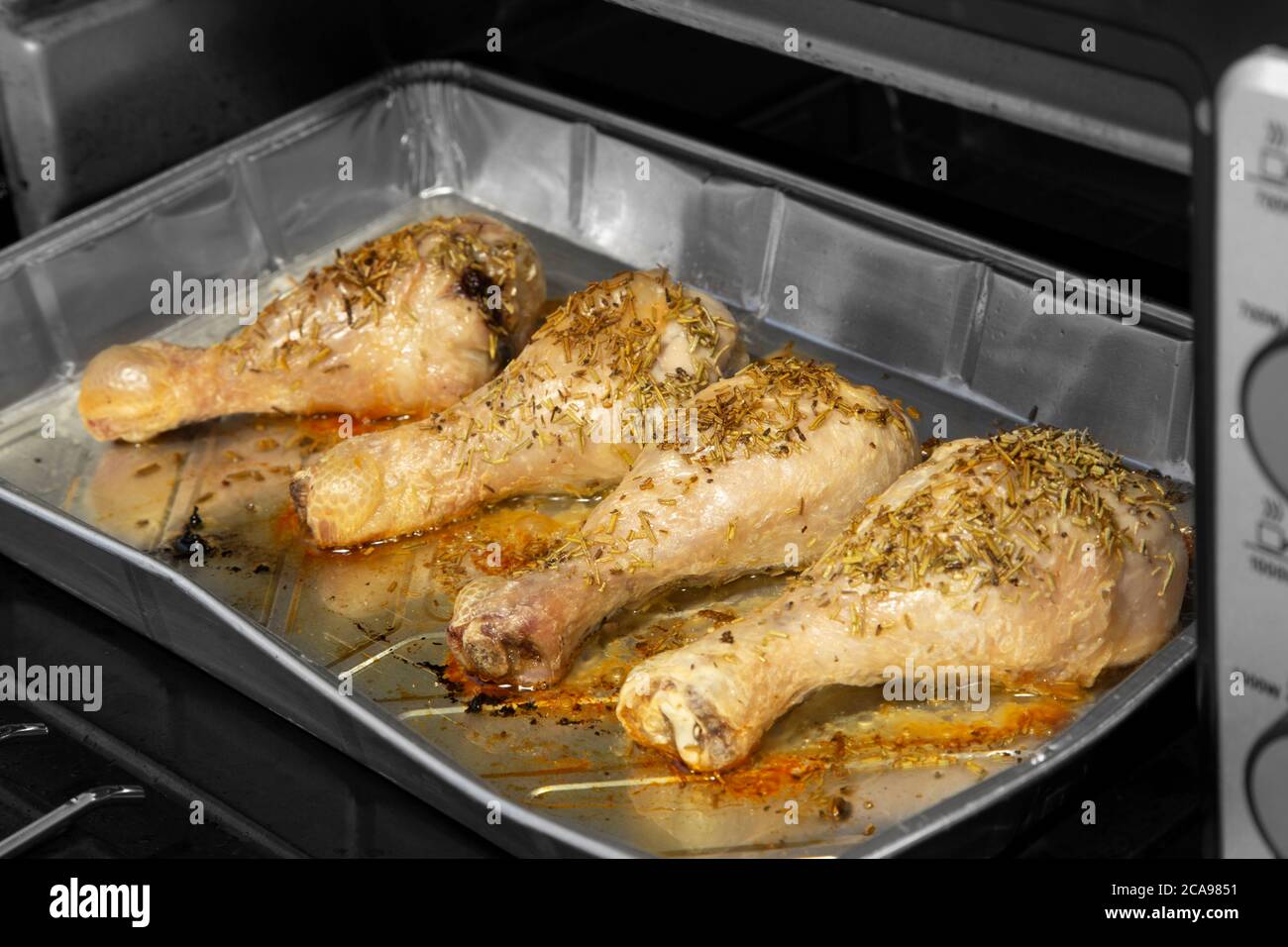 Palitos de pollo con cocción al romero en una bandeja de papel de aluminio  en una parrilla de horno Fotografía de stock - Alamy