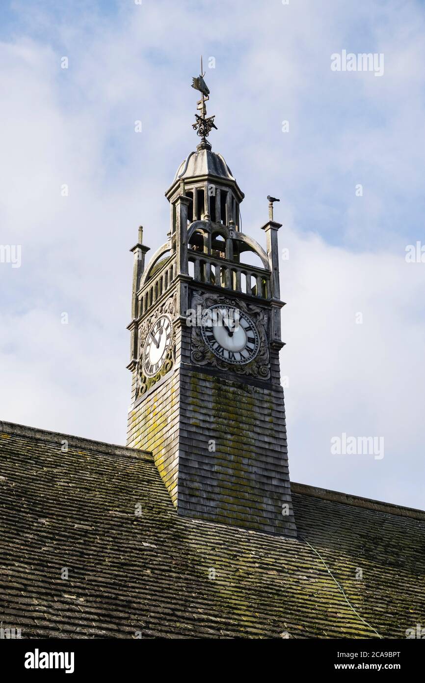 Torre de reloj público en el techo de Redesdale Hall contra el cielo azul. Moreton-in-Marsh, Gloucestershire, Cotswolds, Inglaterra, Reino Unido, Gran Bretaña Foto de stock