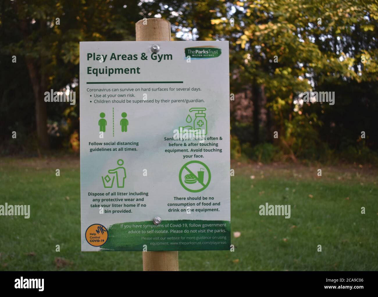 Instrucciones relacionadas con el coronavirus y el uso de áreas de juego al aire libre y equipos de gimnasio pertenecientes al Parks Trust en Milton Keynes. Foto de stock