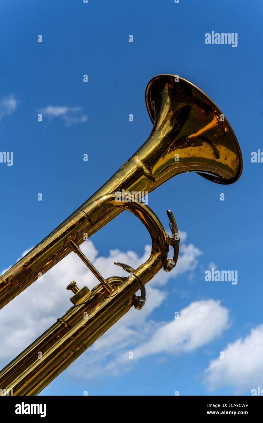 Trompeta contra el cielo azul durante la celebración de la banda de marcha  Fotografía de stock - Alamy