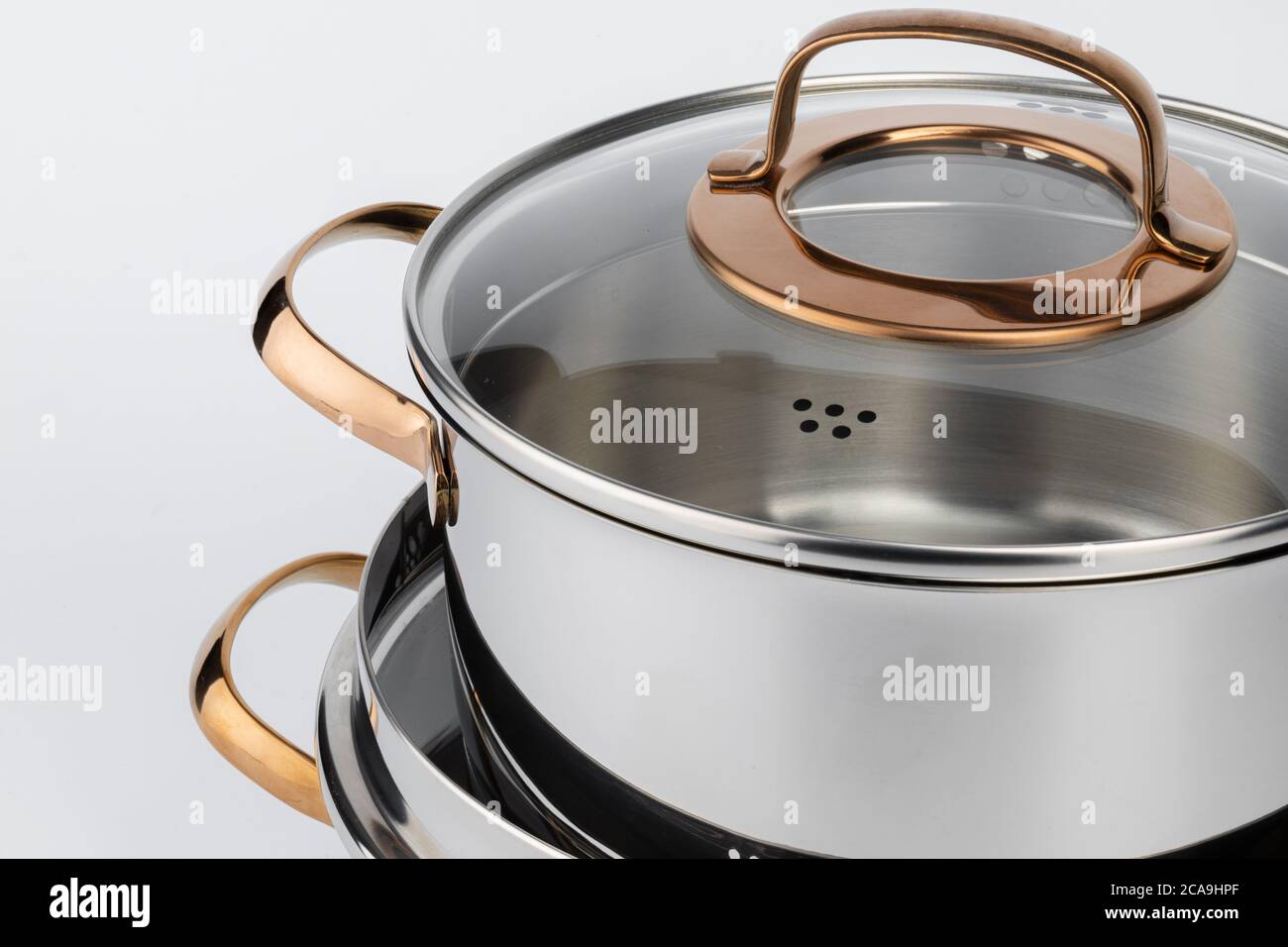 Metal Saucepans Fotos e Imágenes de stock Alamy Tres ollas o cacerolas de metal limpias vacías vistas desde