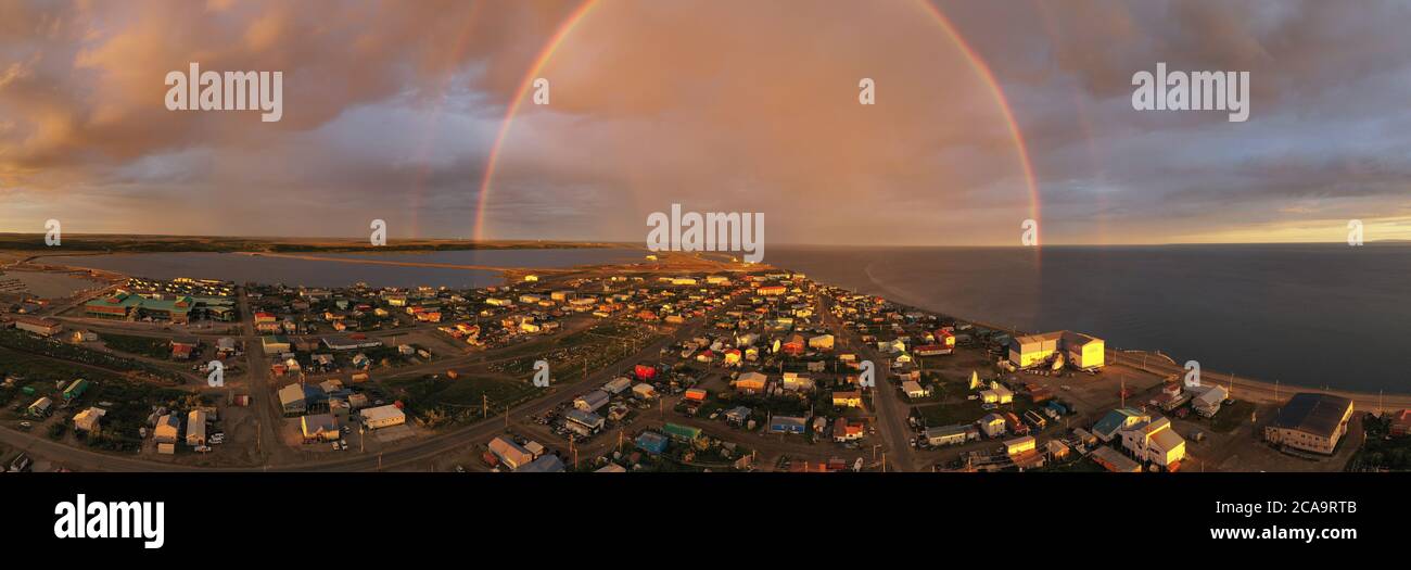 Storm crea un arco iris sobre el noroeste del distrito ártico de Kotzebue Alaska Foto de stock