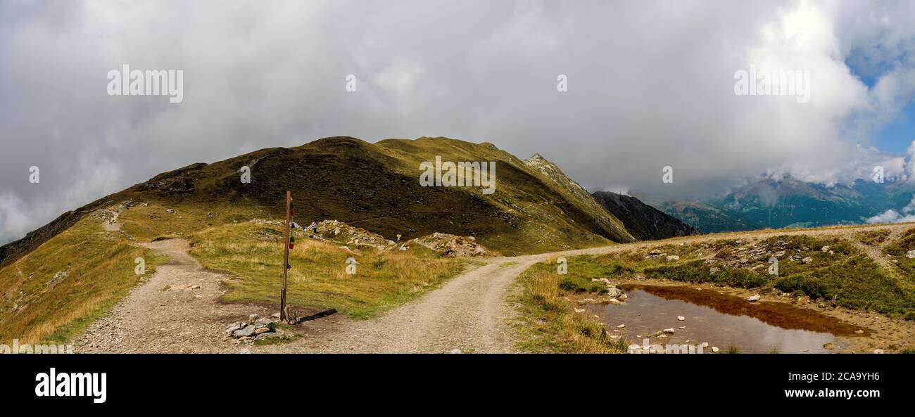 Paisaje panorámico con separación de caminos en una cadena montañosa en los Dolomitas de Sextner en el próximo mal tiempo, Italia Foto de stock