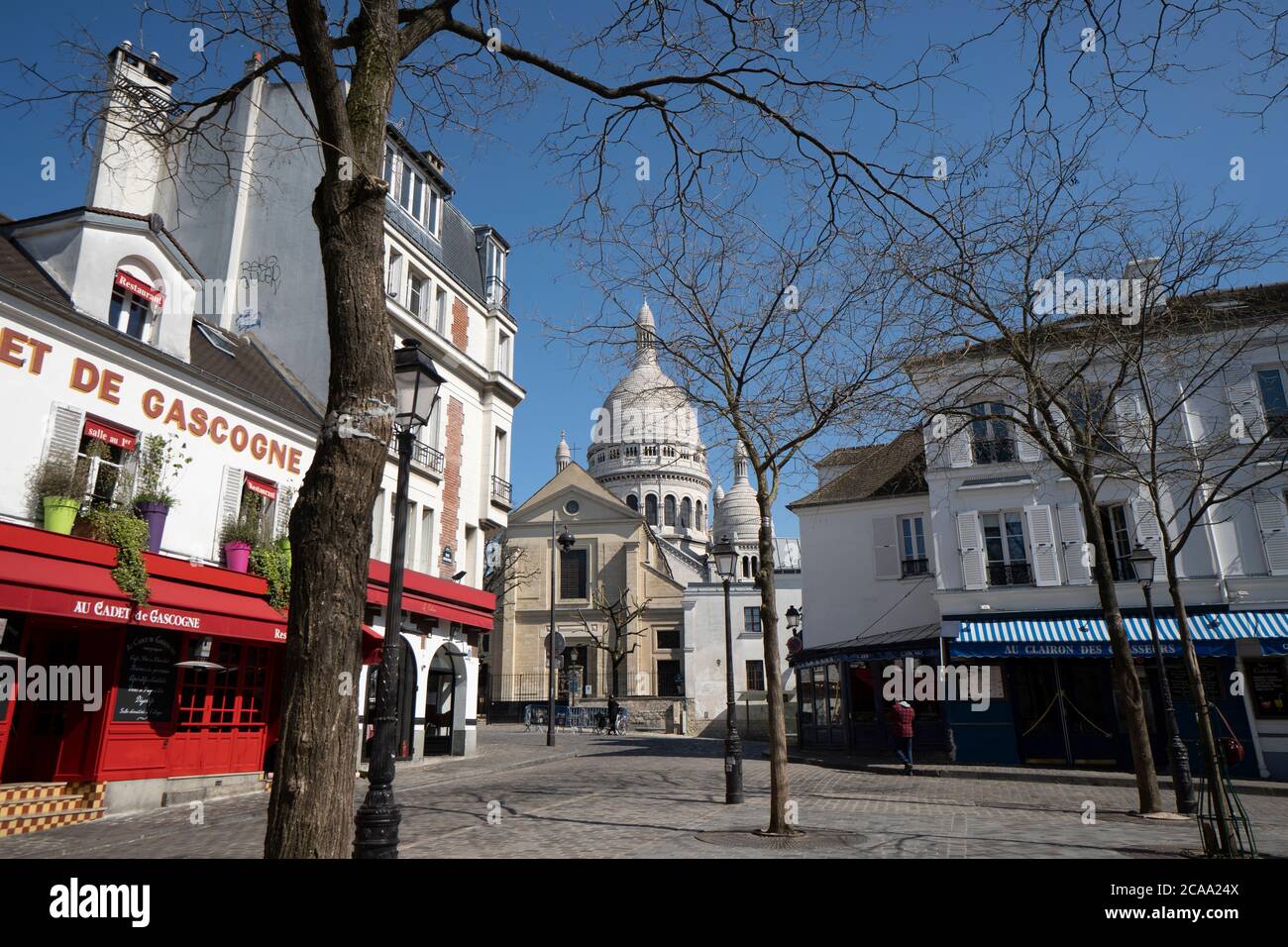 París, vista de la 'Place du tertre' y la Basílica del sagrado corazón en el distrito de Montmartre Foto de stock