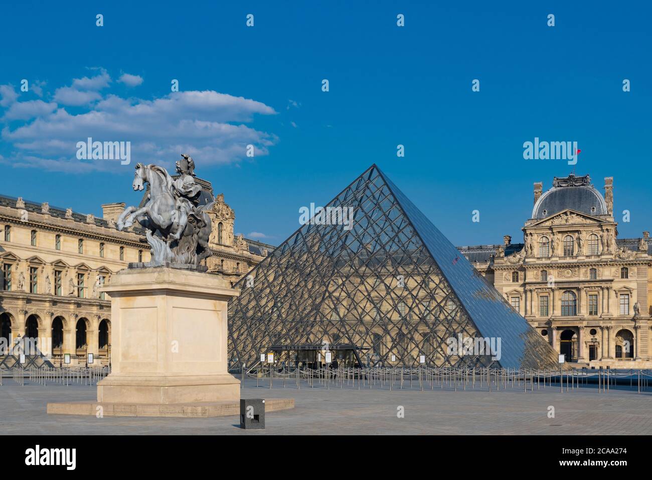 El Museo del Louvre es el museo de arte más grande del mundo y un monumento histórico de París. Foto de stock
