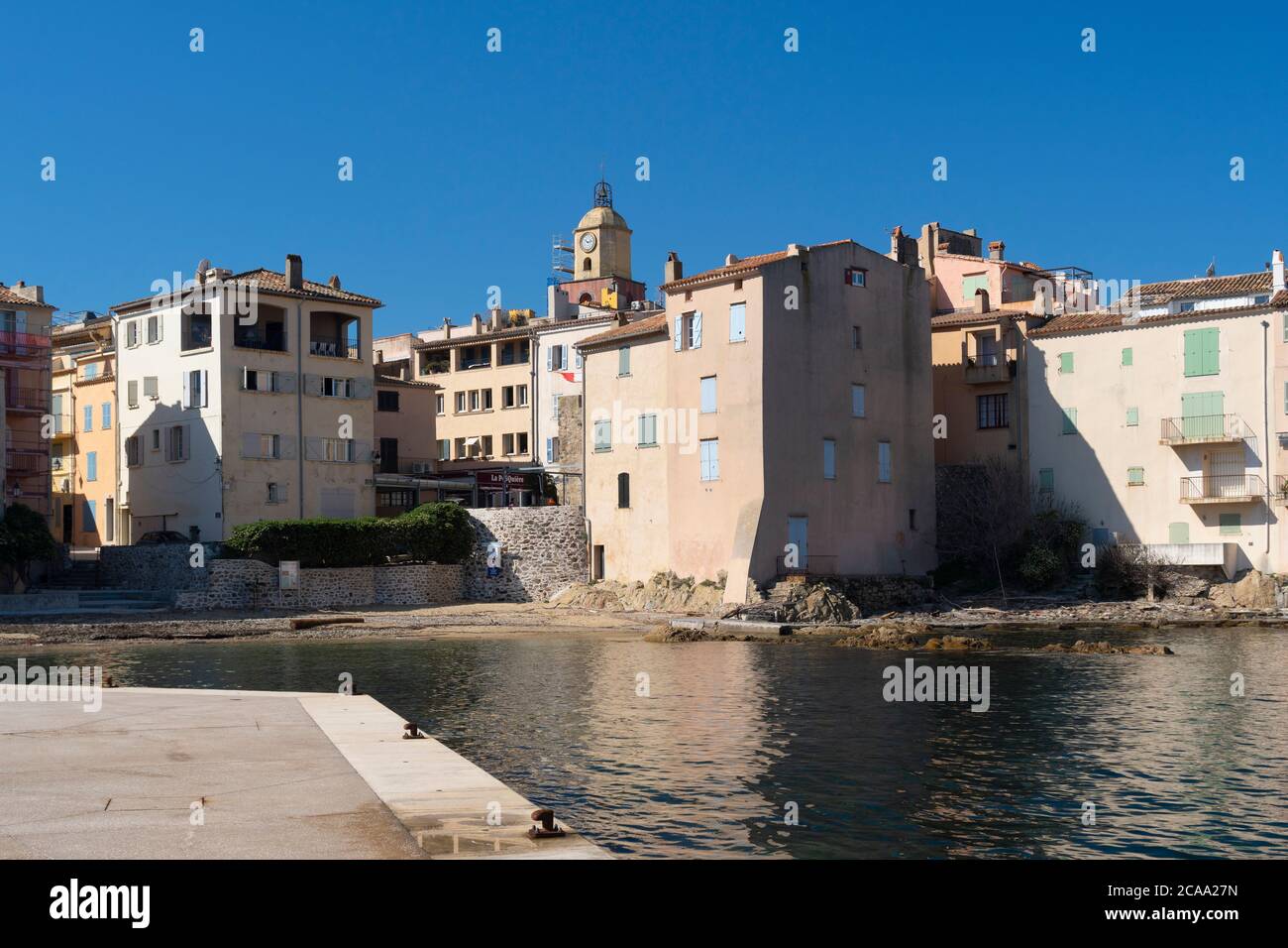 El famoso pueblo de St. Tropez situado en la riviera francesa en el departamento de Var. La playa de la ponche Foto de stock
