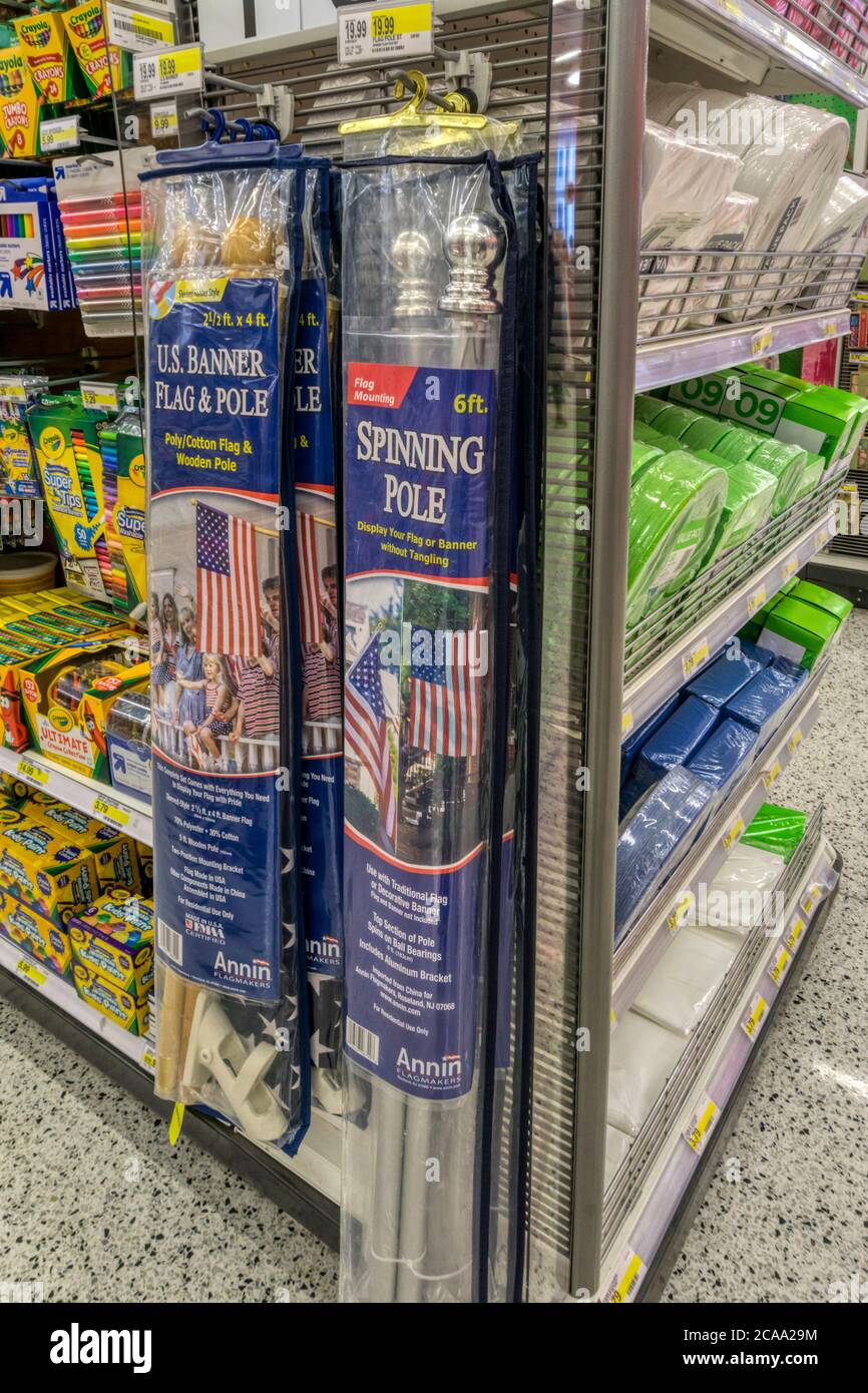 Banderas americanas, las estrellas y las rayas, a la venta en un supermercado. Foto de stock