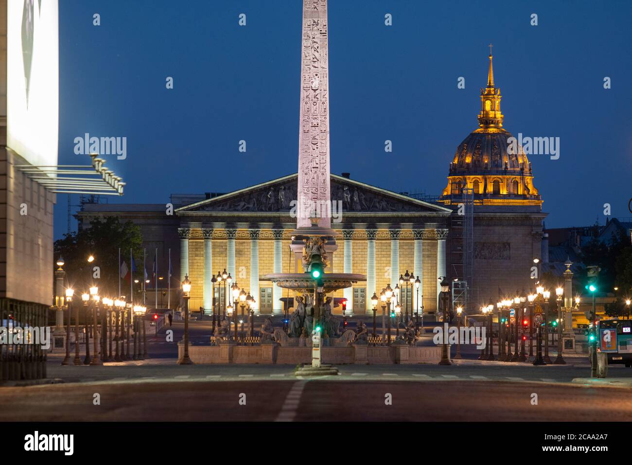 París, Vista de la Plaza de la Concordia y Asamblea Nacional por la noche Foto de stock