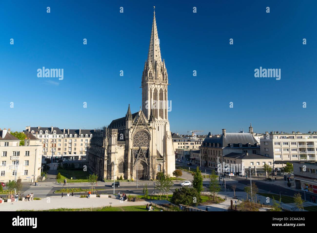Caen, vista de la Iglesia de Saint Pierre y el Castillo Foto de stock