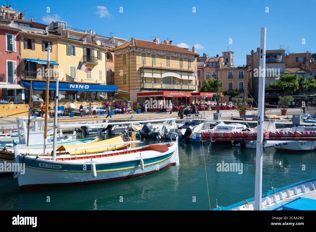 Vista de Cassis, un pueblo de pescadores situado cerca de Marsella Foto de stock