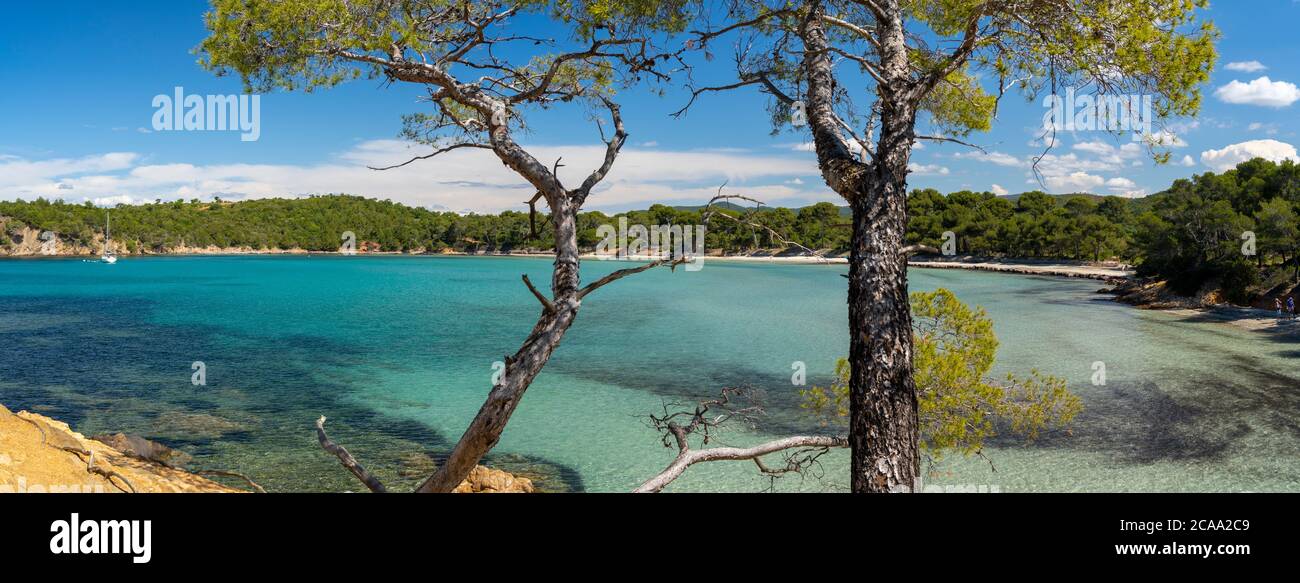 Francia, Costa Azul, vista de Cap Leoube y la playa Estagnole situado cerca de Bormes les mimosas, Foto de stock
