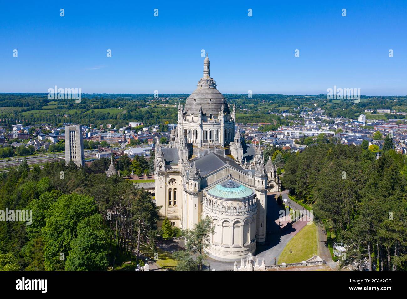 Vista aérea de la Basílica de Santa Teresa de Lisieux en Normandía Francia Foto de stock