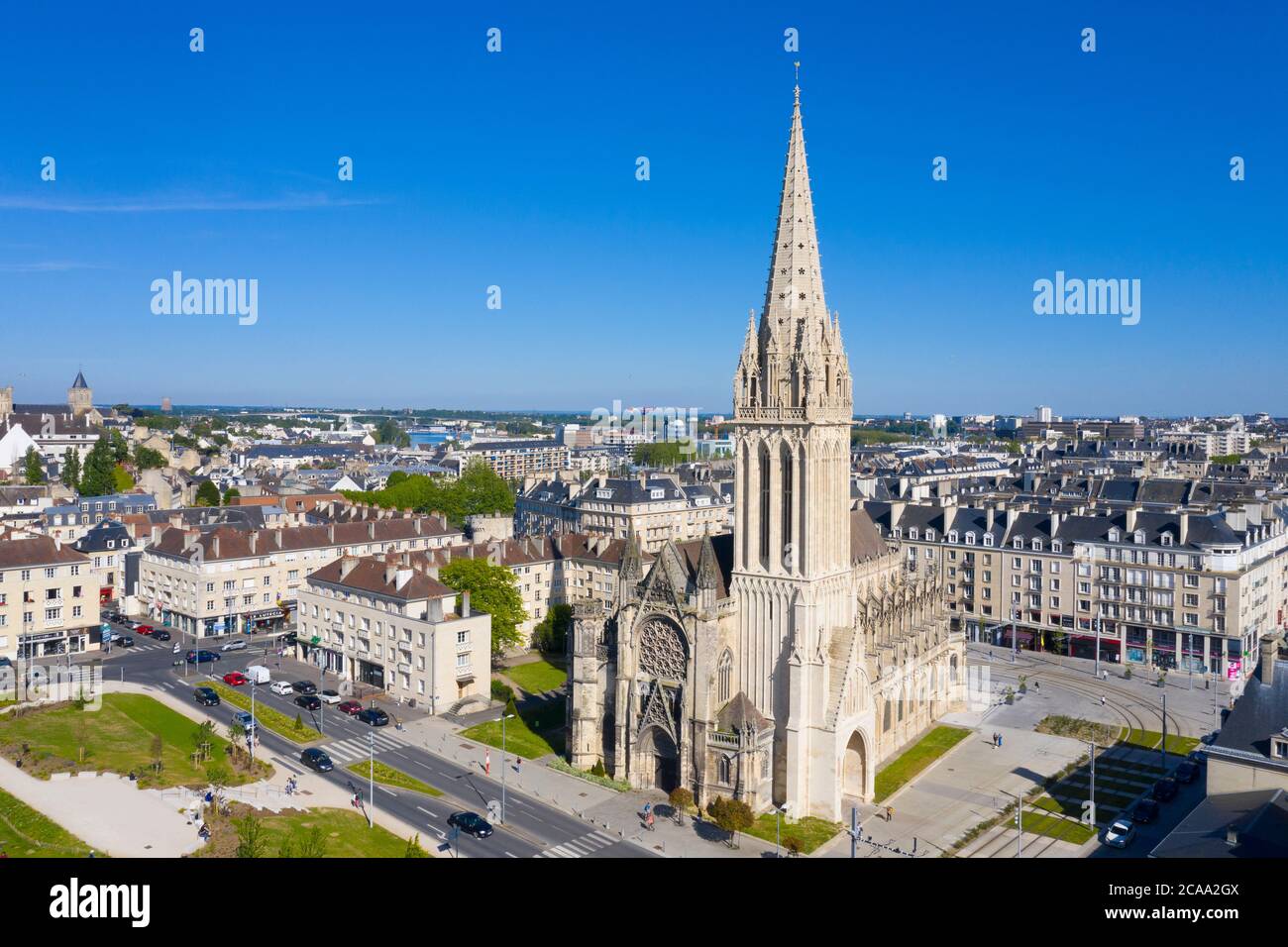 Caen, Vista aérea de la Iglesia de Saint Pierre y el Castillo Foto de stock