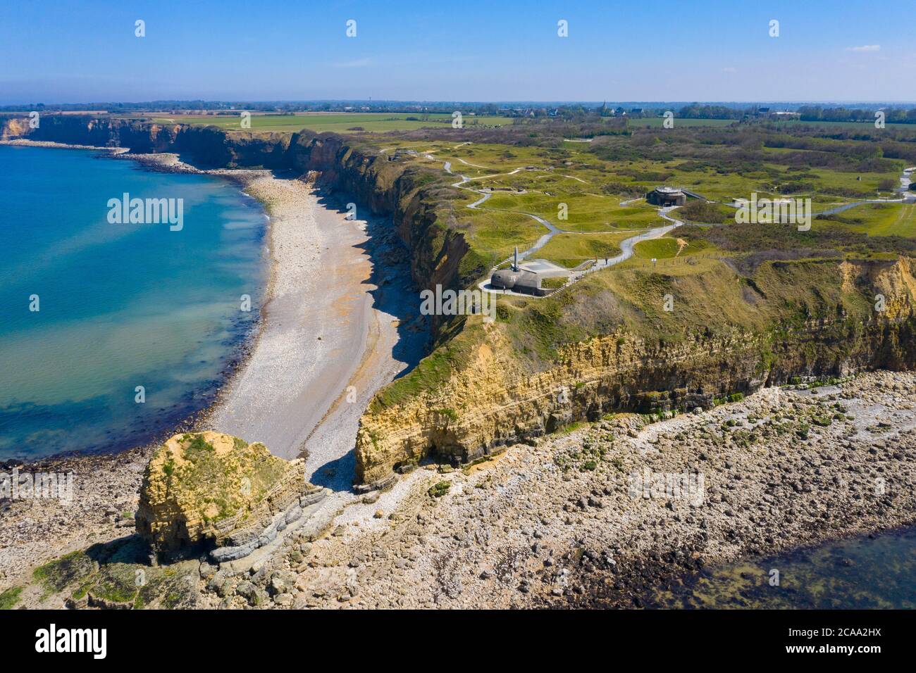 Vista aérea de Pointe du Hoc en la costa de Normandía. Famoso sitio de la Segunda Guerra Mundial Foto de stock