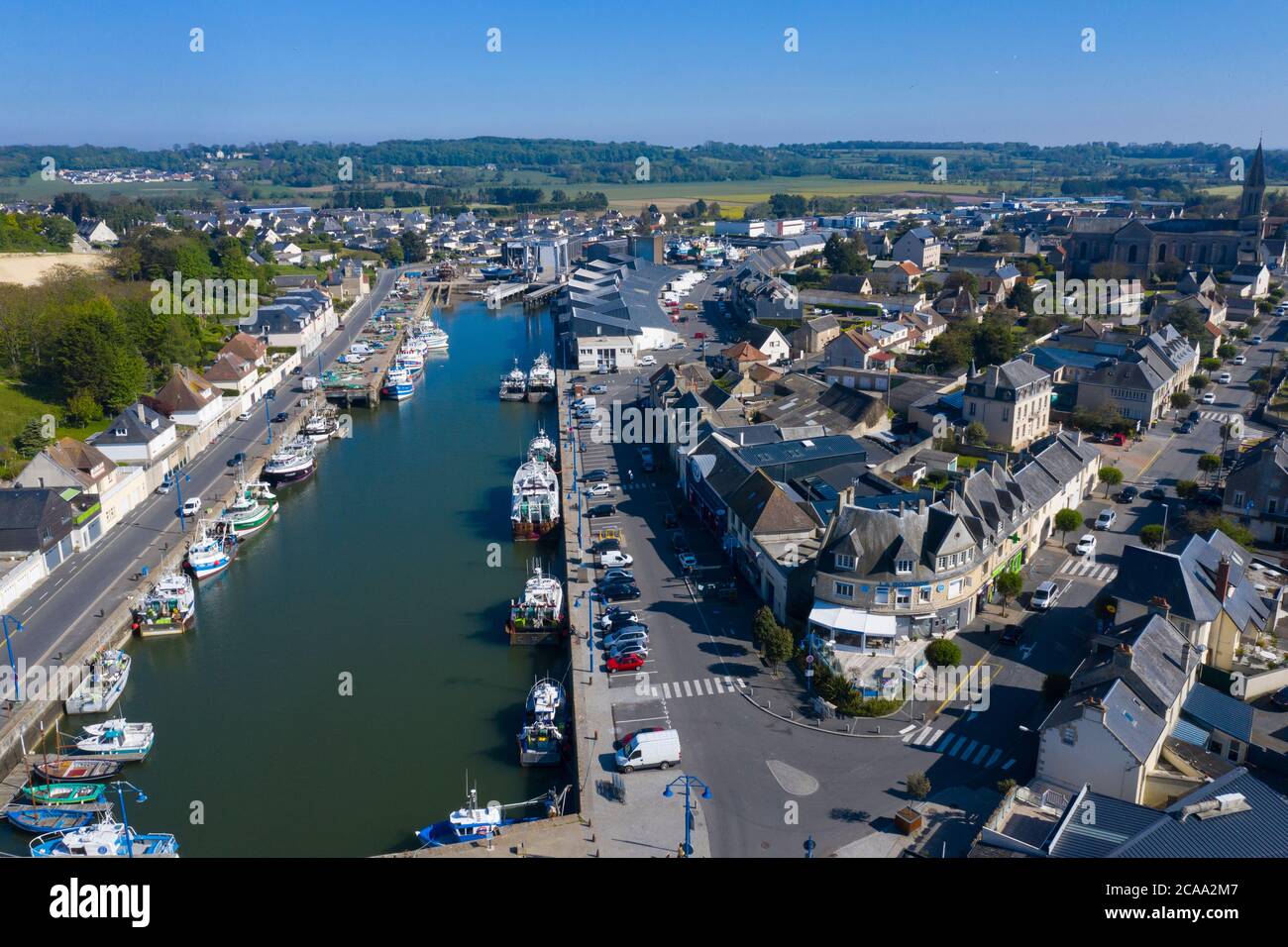 Vista aérea de la ciudad de Port-en-Bessin y su puerto. Port-en-Bessin es una población y comuna francesa, situada en la región de Baja Normandía, departamento de Calvados, en el distrito de Lisieux y cantón de Lisieux Foto de stock