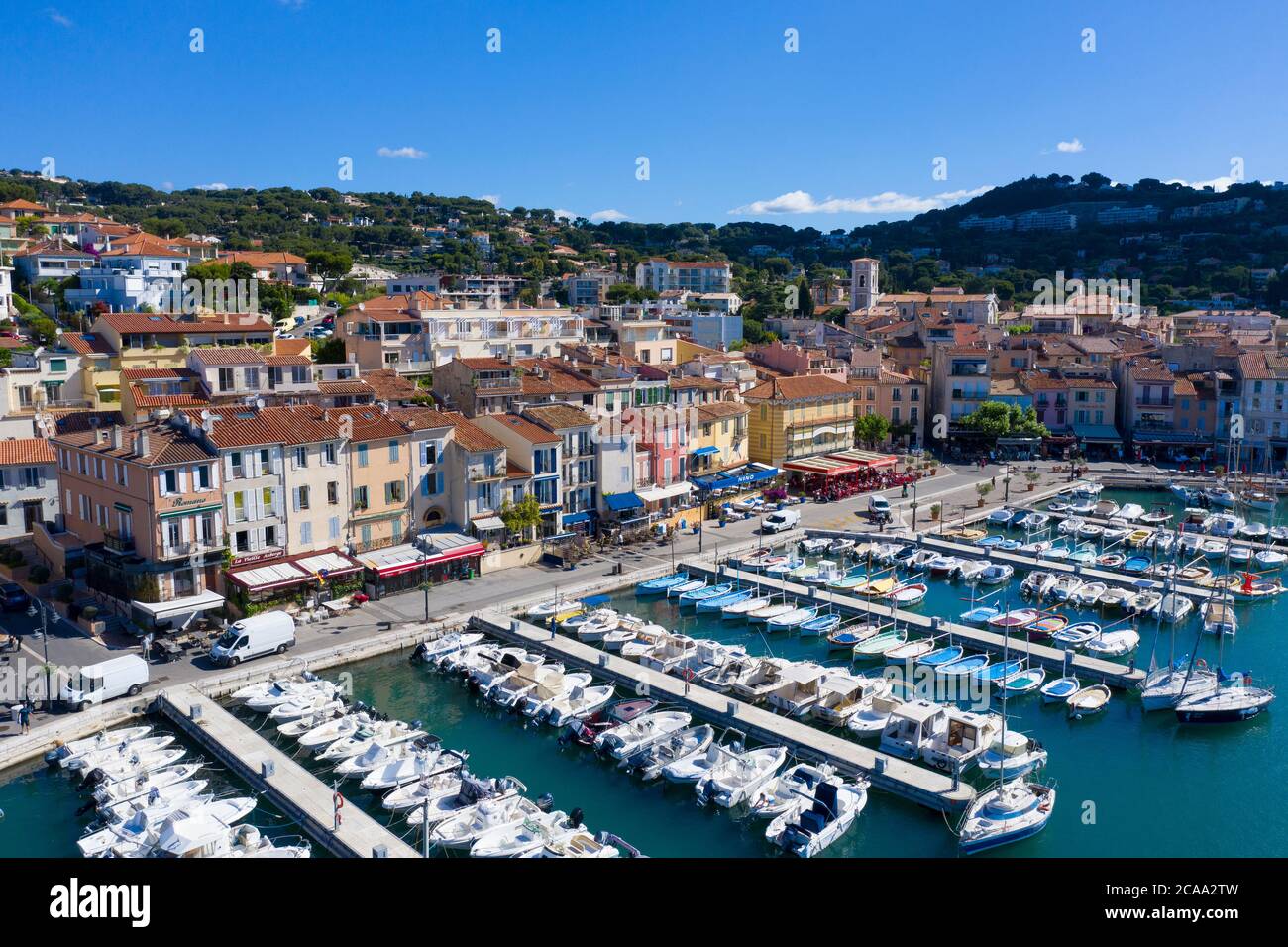 Vista aérea de Cassis, un pueblo de pescadores situado cerca de Marsella Foto de stock