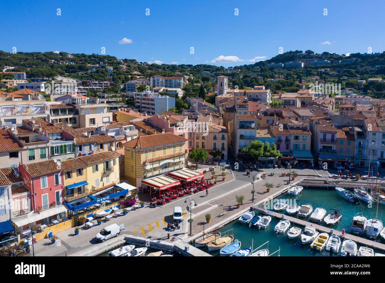 Vista aérea de Cassis, un pueblo de pescadores situado cerca de Marsella Foto de stock