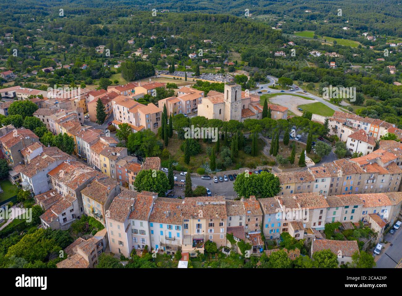 Francia, Vista aérea de Flayosc, un típico pueblo francés en Provenza Foto de stock