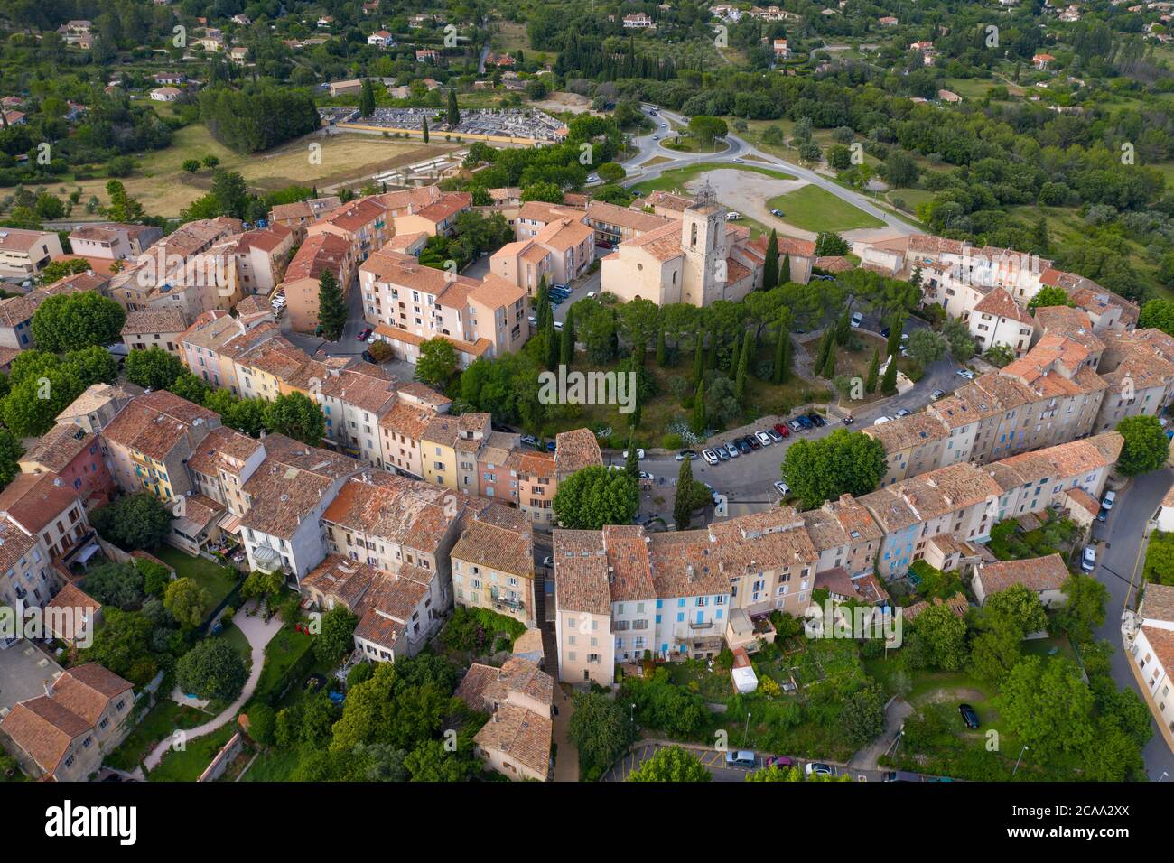 Francia, Vista aérea de Flayosc, un típico pueblo francés en Provenza Foto de stock