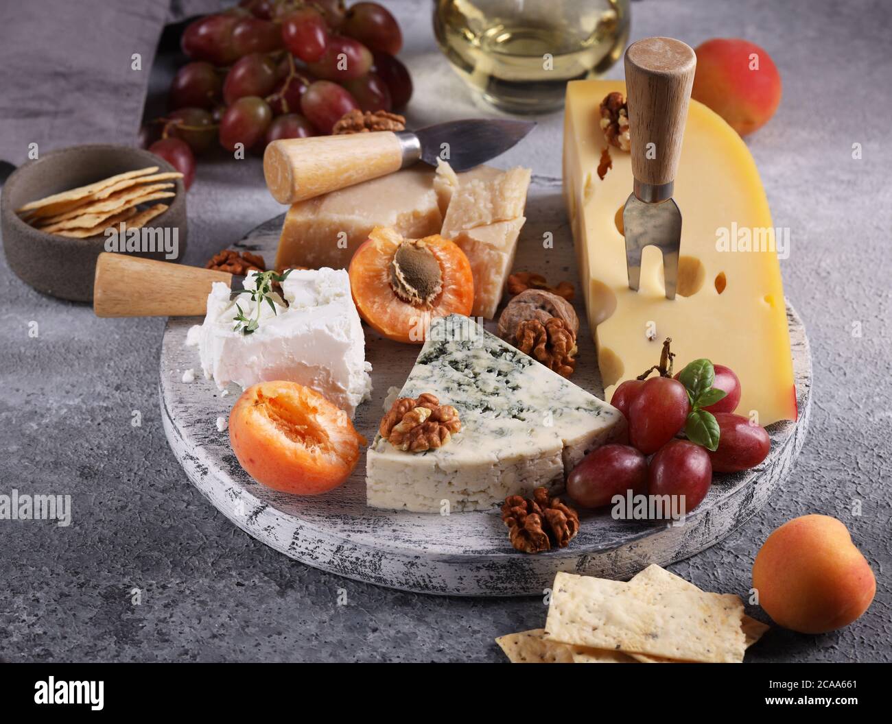 tabla de quesos con uvas y frutos secos Fotografía de stock Alamy
