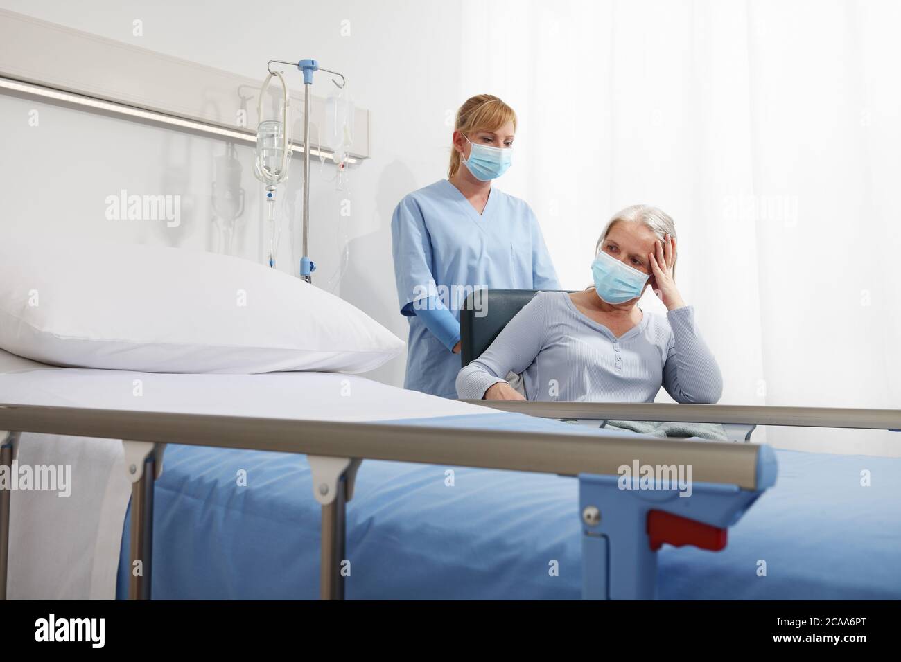 enfermera llevar comodidad anciana en silla de ruedas usando máscaras