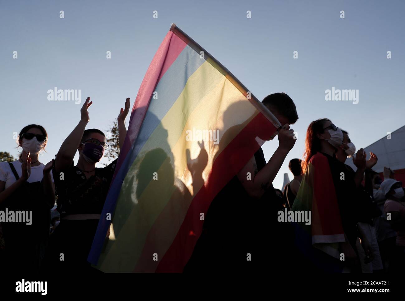 Un manifestante ondea una bandera del arco iris durante una protesta contra el feminicidio y la violencia doméstica, en Estambul, Turquía, el 5 de agosto de 2020. El Partido AK en el poder está considerando retirarse de la Convención de Estambul del Consejo de Europa, que tiene por objeto frenar la violencia contra las mujeres. REUTERS/Murad Sezer Foto de stock