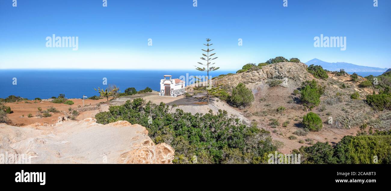 Capilla Ermita de Coromoto en el idílico paisaje de la Gomera Foto de stock