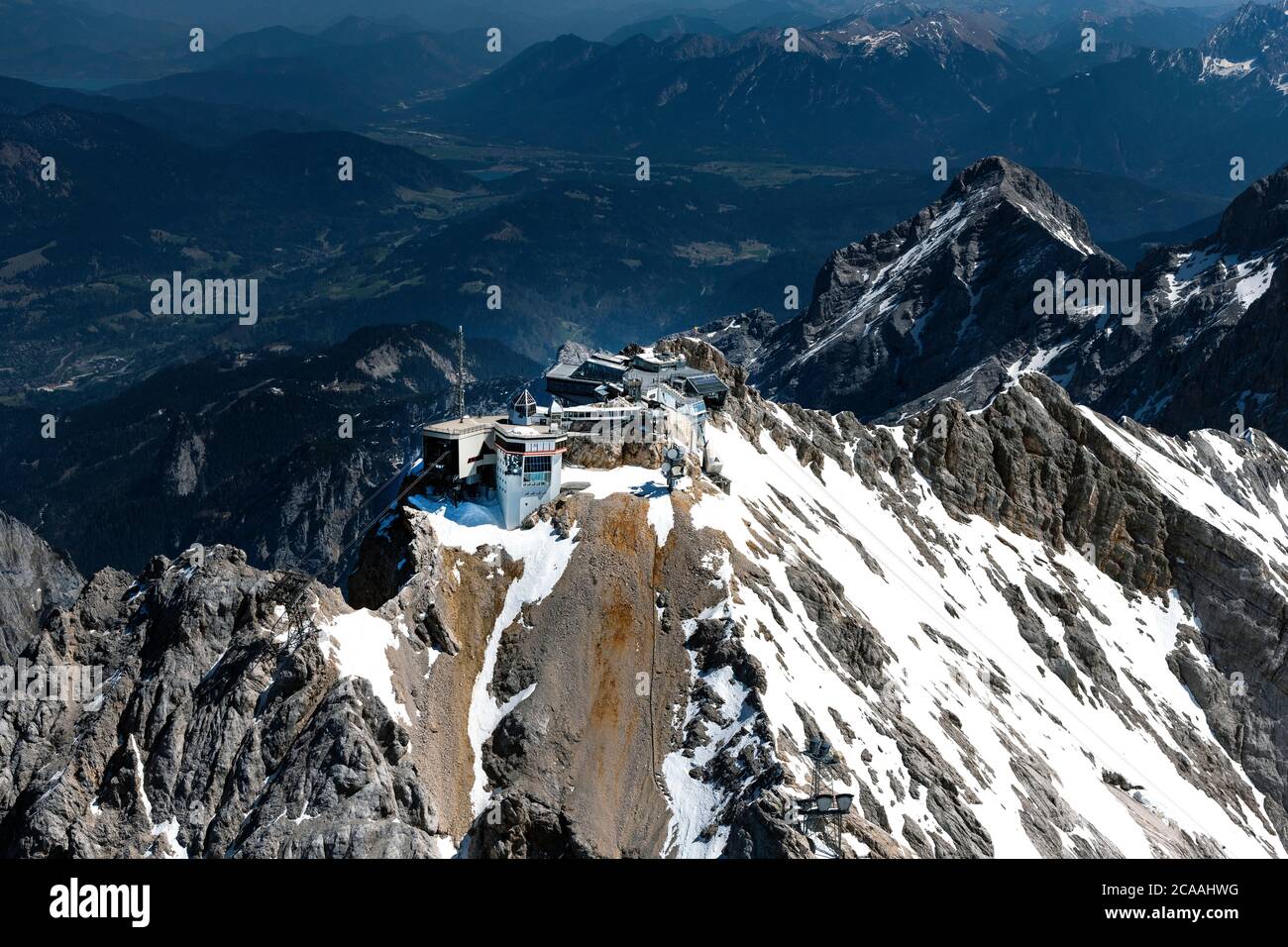 Bergstation der Seilbahn auf dem Gipfel der Zugspitze bei Garmisch-Partenkirchen im Bundesland Bayern Foto de stock