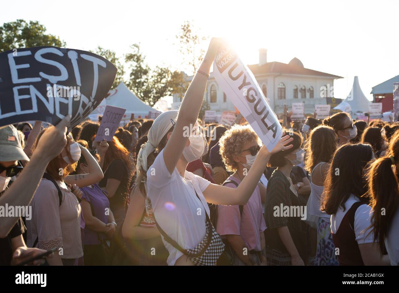 Mujeres para organizar manifestaciones en todo el país el día que AKP discute la Convención de Estambul. Las organizaciones de mujeres realizarán manifestaciones en diversas partes Foto de stock