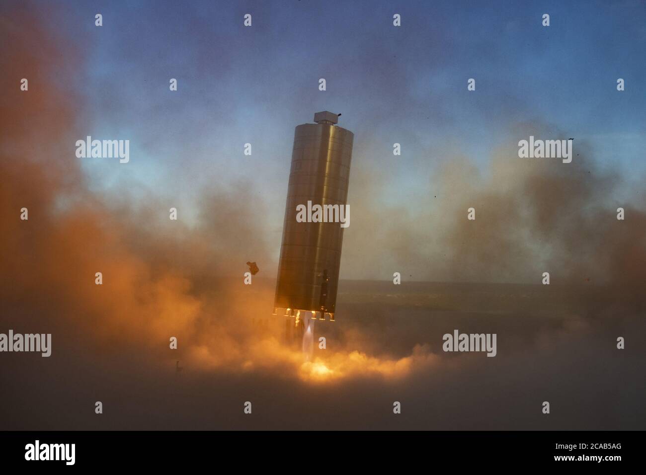 Boca Chica, Estados Unidos. 05 de agosto de 2020. El prototipo de tamaño completo de la nave espacial SN5 de SpaceX completó su primer vuelo de prueba exitoso, elevándose a 490 metros (150 pies) sobre Boca Chica, Texas, el martes 4 de agosto de 2020. Poco después del vuelo, el director general de SpaceX, Elon Musk, tuiteó: "ars está buscando real". Photo by SpaceX/UPI crédito: UPI/Alamy Live News Foto de stock