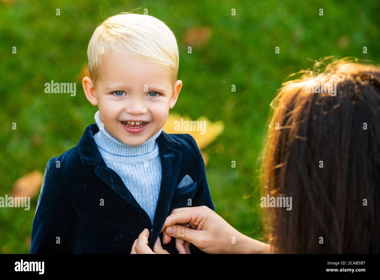 Temporada de moda para niños de otoño. Niño con cara de sonrisa. Ropa  otoñal para niños Fotografía de stock - Alamy