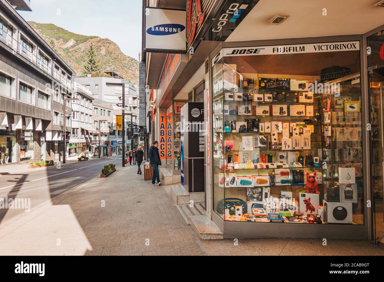 Una tienda de electrónica en Andorra la Vella. Andorra es un lugar popular  para adquirir mercancías libres de impuestos en Europa, sin aranceles ni  IVA en tan solo el 4.5 Fotografía de