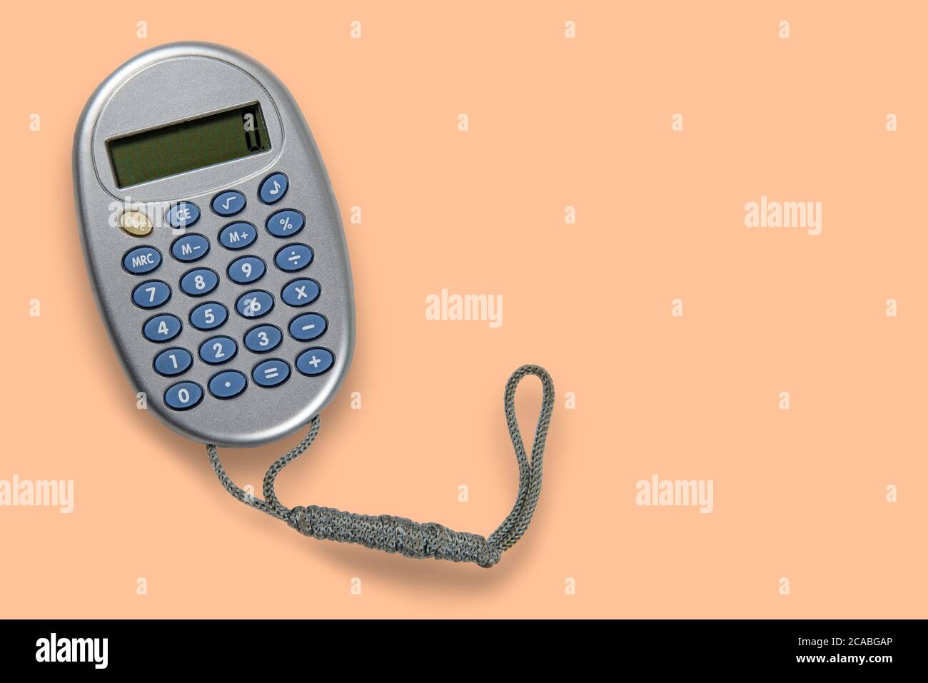 sencilla calculadora de 4 operaciones con cuerda colgante aislada sobre  fondo ocre Fotografía de stock - Alamy