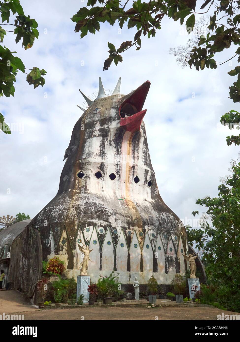 Edificio único de la iglesia tipo pollo (Gereja Ayam) en Bukit Rhema, Magelang, Indonesia. Más precisamente en forma de cabeza paloma. Foto de stock