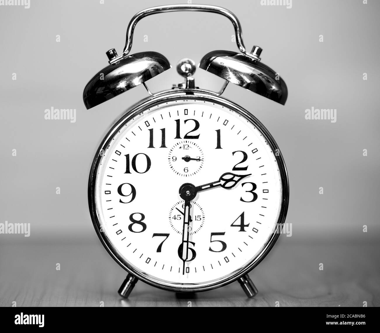 Escala de grises primer plano de una alarma clásica con un gris antecedentes Foto de stock