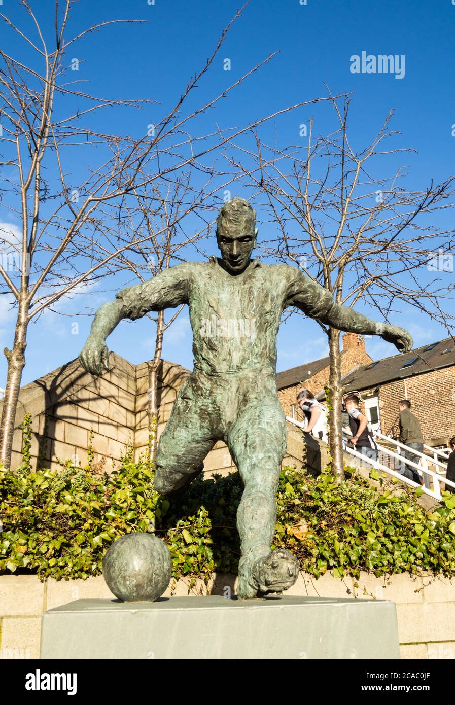 Estatua de la leyenda del fútbol de Newcastle United Jackie Milburn, 'Wor Jackie' (nuestro Jackie) en Newcastle upon Tyne, Inglaterra, Reino Unido Foto de stock