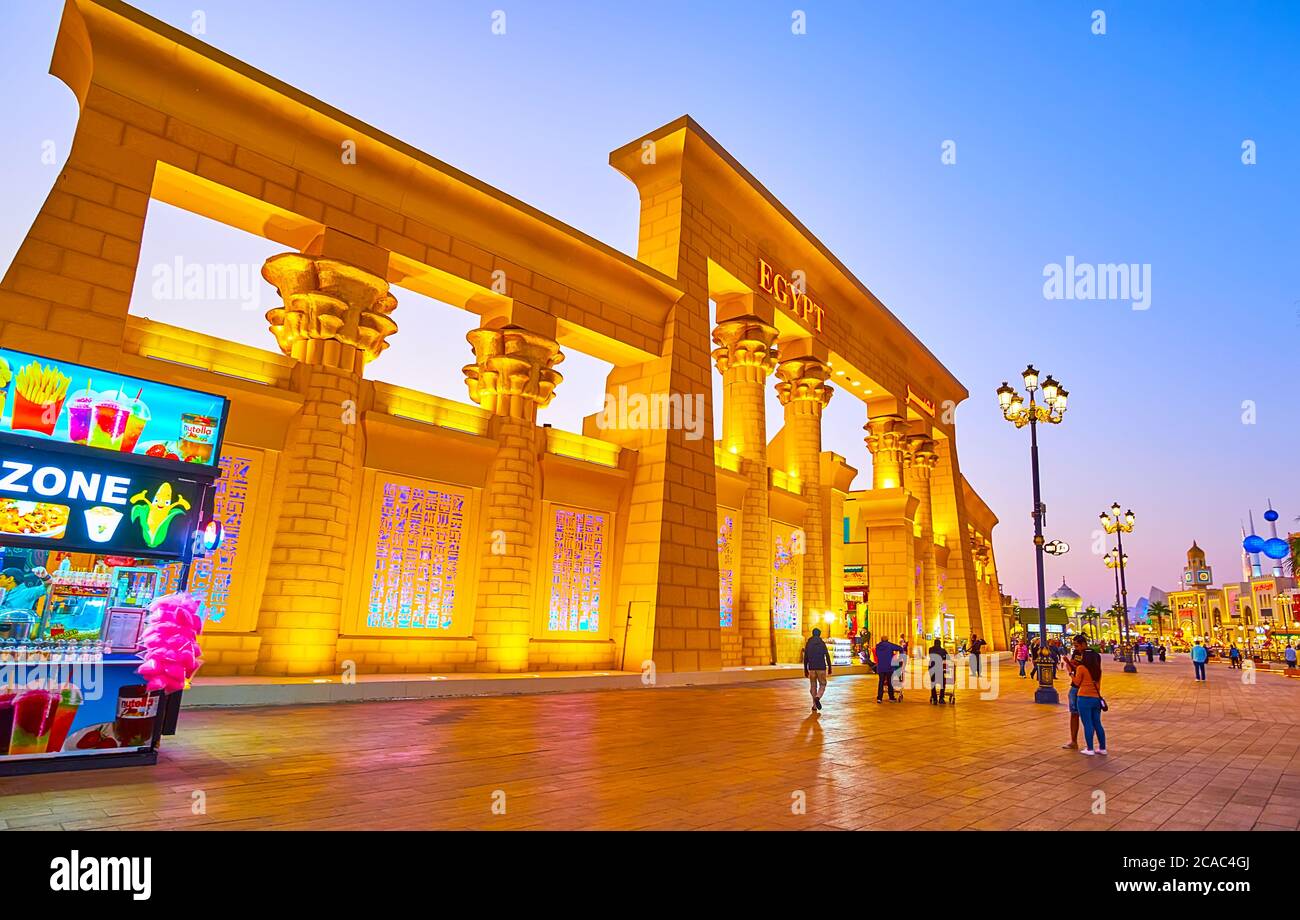 DUBAI, EAU - 5 DE MARZO de 2020: Las luces nocturnas decoran la fachada del pabellón de Egipto de Global Village Dubai, el 5 de marzo en Dubai Foto de stock
