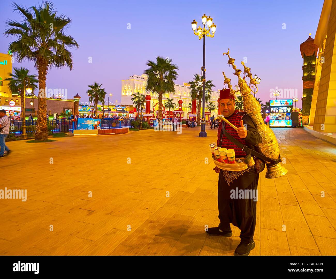 DUBAI, EAU - 5 DE MARZO de 2020: El retrato de un vendedor de té turco con el escénico samovar oriental, Global Village Dubai, el 5 de marzo en Dubai Foto de stock