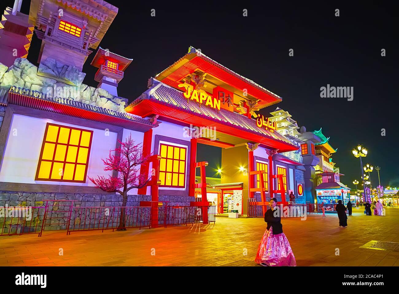 DUBAI, EAU - 5 DE MARZO de 2020: La fachada escénica de Japón Pabellón de Global Village Dubai con techo de dos vertientes, columnas y soportes de madera, paredes de piedra Foto de stock