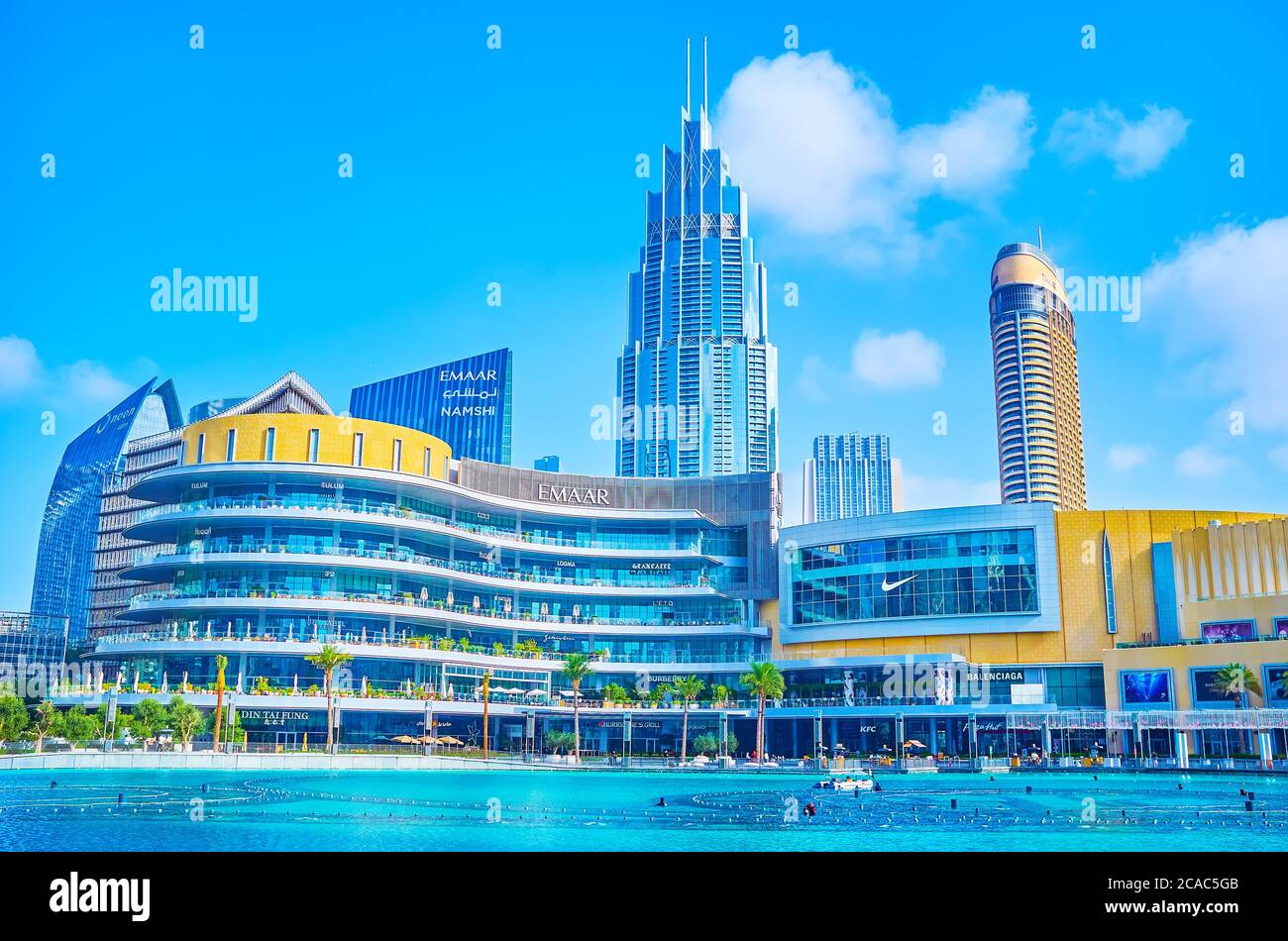 DUBAI, EAU - 3 DE MARZO de 2020: La fachada del centro comercial Dubai Mall con modernos skescrapers y el lago Burj Khalifa en primer plano, el 3 de marzo en Du Foto de stock