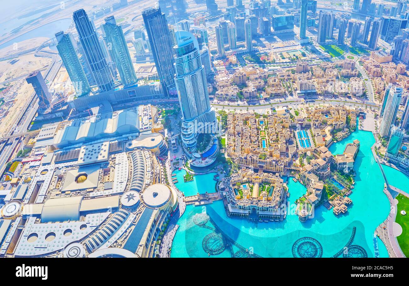 DUBAI, EAU - 3 DE MARZO de 2020: El punto de vista de Burj Khalifa rascacielos es el mejor lugar para ver el moderno distrito del centro de gran estanque con estilete Foto de stock