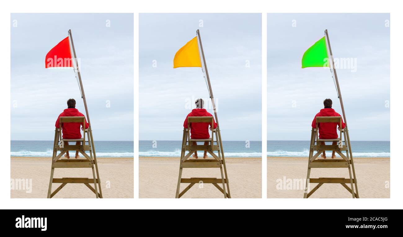 Tres opciones en la playa. El socorrista sentado con tres banderas diferentes Foto de stock