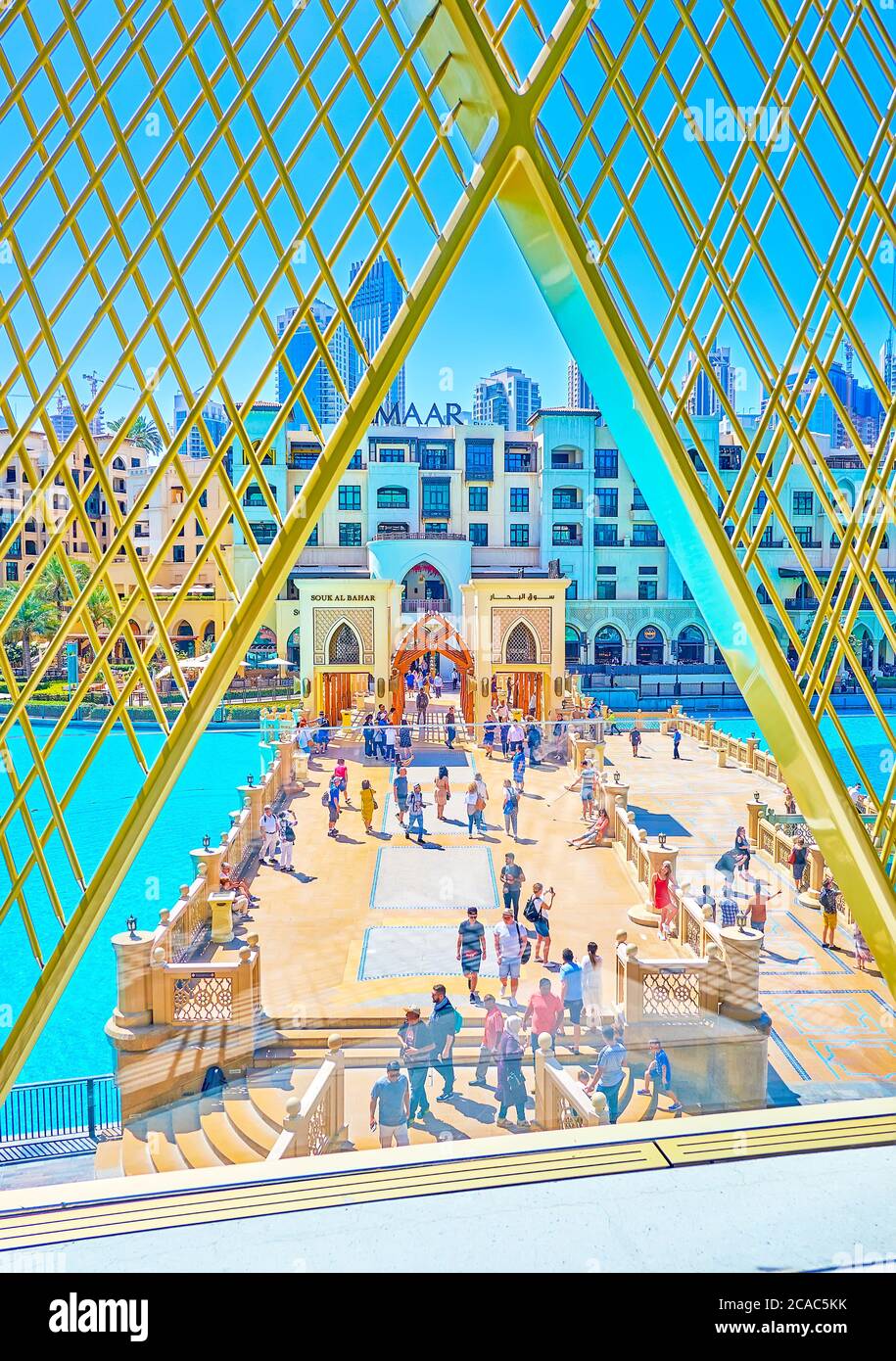 DUBAI, EAU - 3 DE MARZO de 2020: La vista desde el balcón a través de la fachada de metal de Dubai Mall en el increíble Souq al Bahar y el puente en Ar Foto de stock