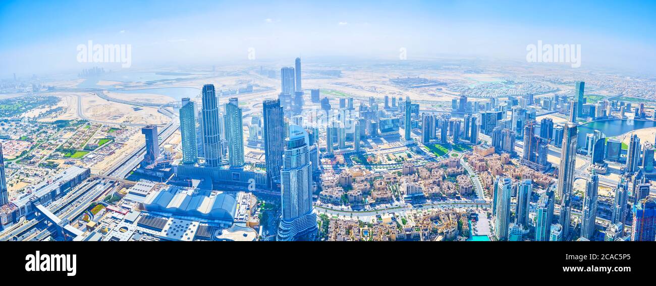 DUBAI, EAU - 3 DE MARZO de 2020: Panorama del moderno distrito del centro de Dubai desde Burj Khalifa, el 3 de marzo en Dubai Foto de stock